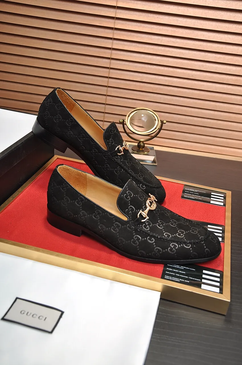 Men's shoes💰500💶Italy's top luxury men's shoe giant (GUCCI) (Gucci) (full cowhide lining) new arrival🍃Original European style🔰 Pleasant to the eye😍In order to make the shoes more durable and non-deformable🌀The production continues to follow traditional methods but there is still no lack of innovation💪Choose original sheepskin for the leather♻️ Smooth and natural And extra bright ⭐Made of imported cowhide, the first choice of rich people 38-45 (45 customized)